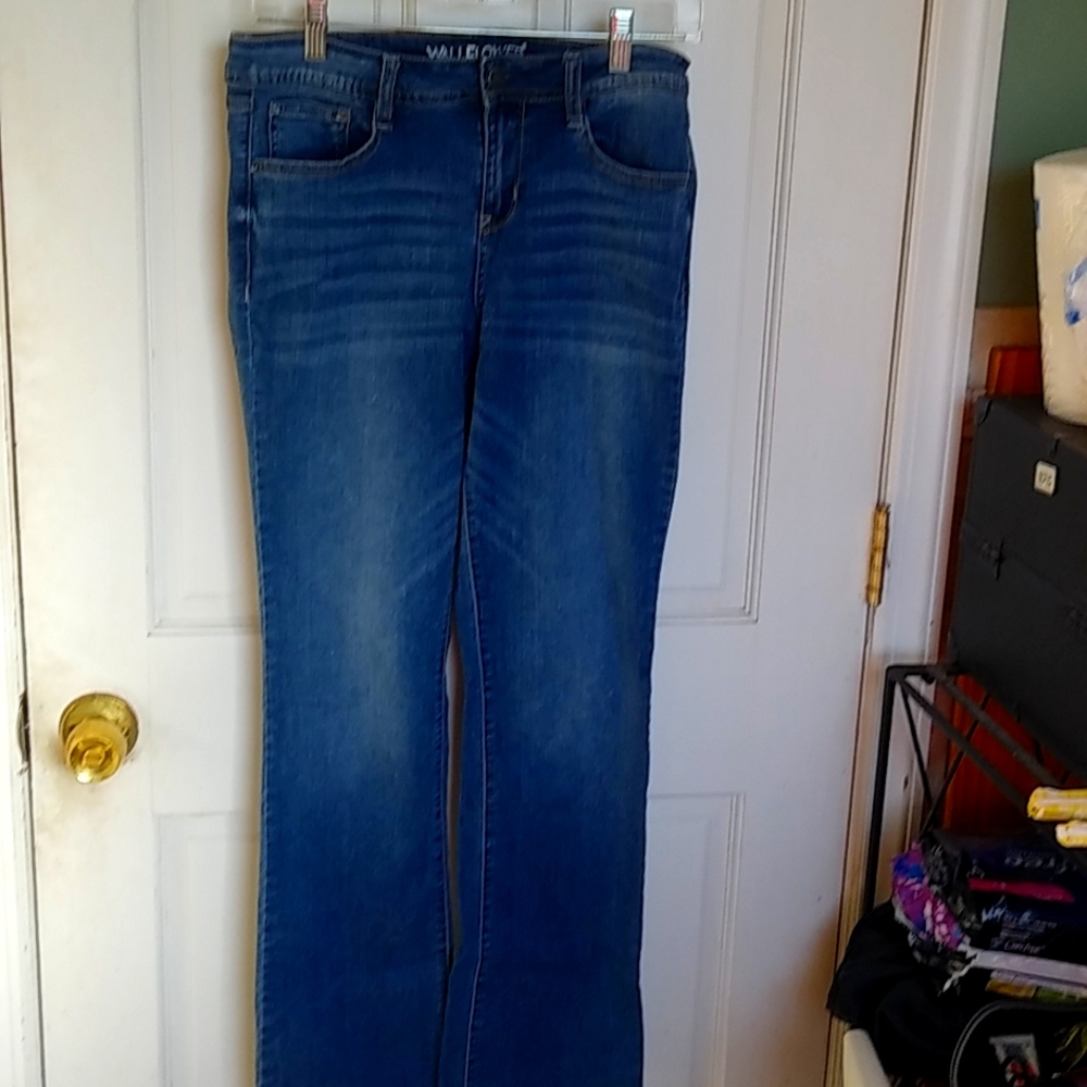 Wallflower size 11 Junior's Faded Blue Jeans.